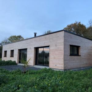 Isolation par projection de mousse, sur murs et plafonds d'une maison en ossature bois.